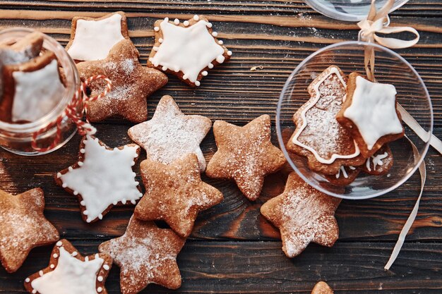 Biscoitos e objeto esfera fundo de Natal com decoração de férias