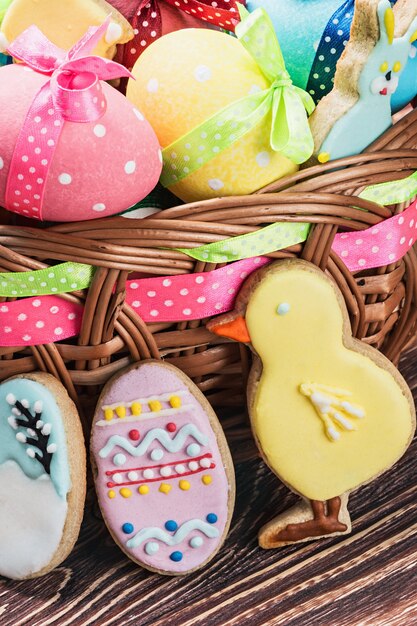 Biscoitos e ovos coloridos para o dia de Páscoa