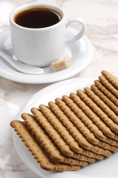 Biscoitos e xícara de café na mesa