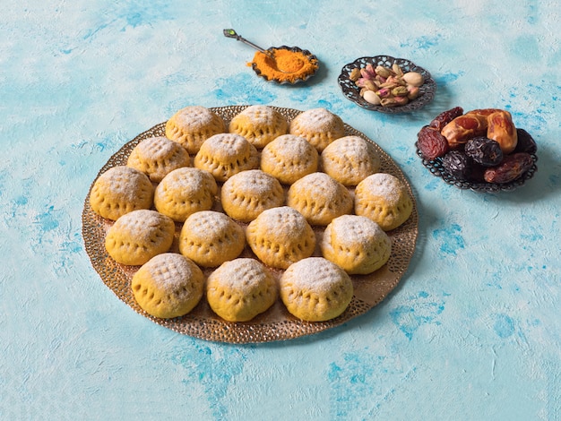 Biscoitos egípcios "Kahk El Eid", variação com a adição de açafrão ao cozinhar. Biscoitos da festa islâmica de El Fitr. Doces do Ramadã