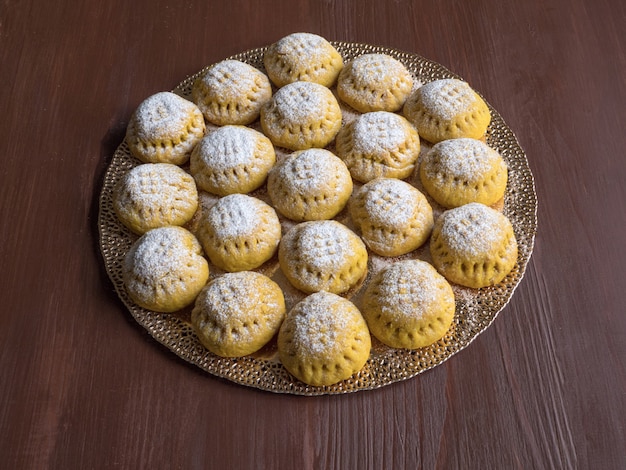 Biscoitos egípcios "Kahk El Eid", variação com a adição de açafrão ao cozinhar. Biscoitos da festa islâmica de El Fitr. Doces do Ramadã