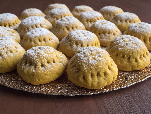 Biscoitos egípcios "Kahk El Eid", variação com a adição de açafrão ao cozinhar. Biscoitos da festa islâmica de El Fitr. Doces do Ramadã