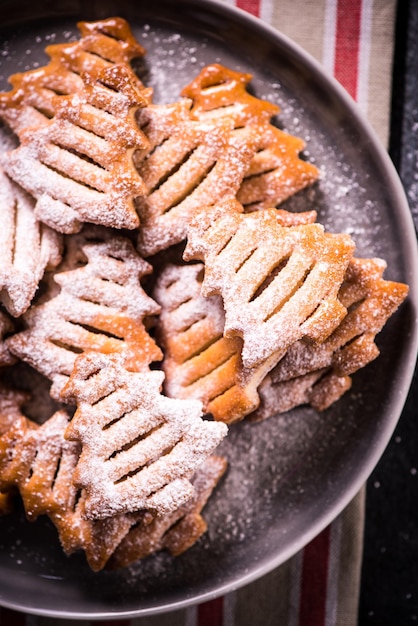 biscoitos em forma de árvore de natal