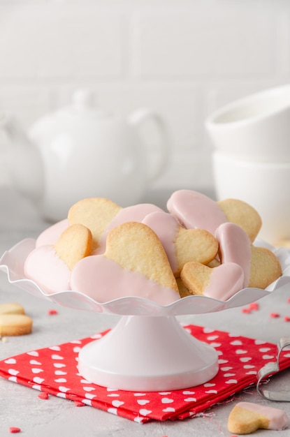 Biscoitos em forma de coração com esmalte de chocolate rosa para fundo de comida de dia dos namorados dia dos namorados