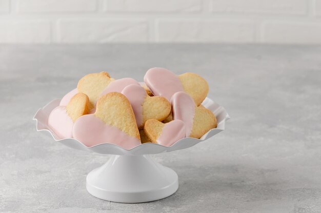 Biscoitos em forma de coração com esmalte de chocolate rosa para fundo de comida do dia dos namorados dia dos namorados