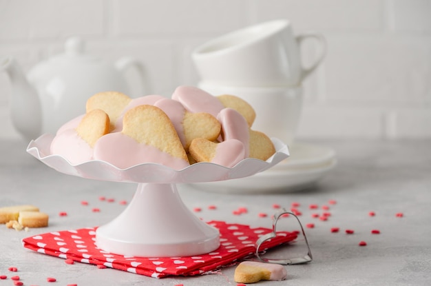 Biscoitos em forma de coração com esmalte de chocolate rosa para fundo de comida do dia dos namorados dia dos namorados