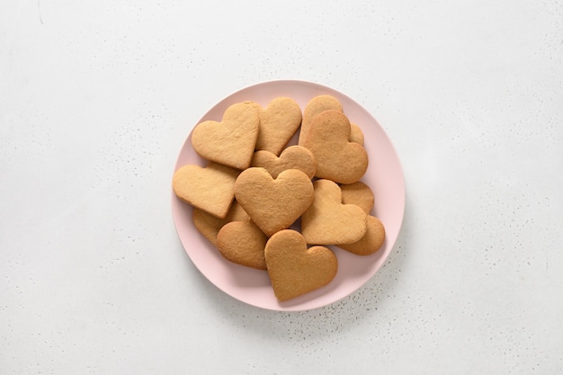 Biscoitos em forma de coração de dia dos namorados no fundo branco