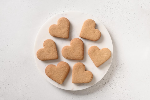 Biscoitos em forma de coração de dia dos namorados no fundo branco