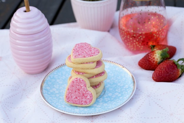 Biscoitos em forma de coração-de-rosa no prato decorado