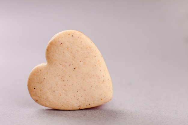 Biscoitos em forma de coração em uma superfície cinza