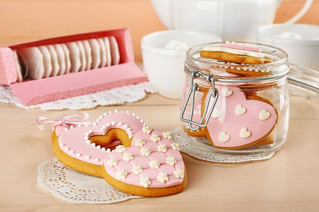 Biscoitos em forma de coração para dia dos namorados e saquinhos de chá em fundo de madeira