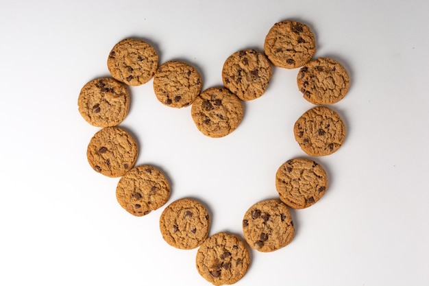 biscoitos em forma de coração sobre a mesa branca