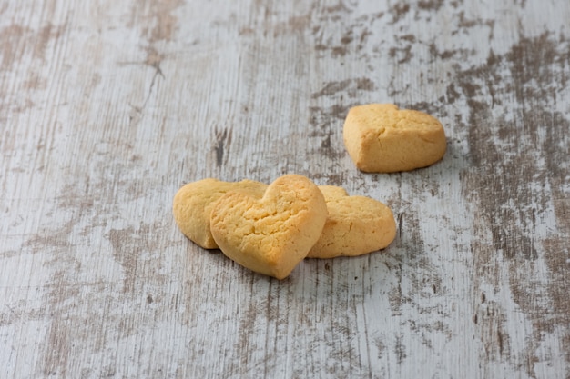 Biscoitos em forma de coração sobre fundo rústico claro