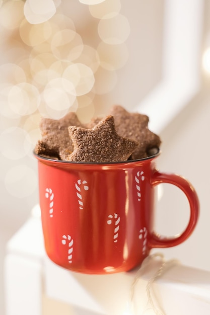 Biscoitos em forma de estrela de natal na caneca