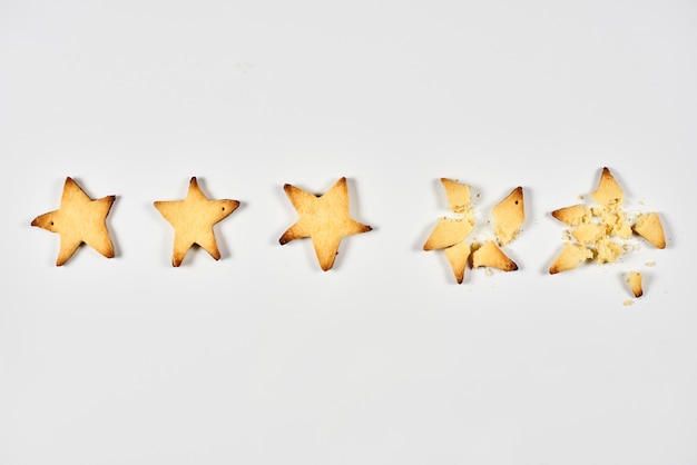 Biscoitos em forma de estrela em uma mesa branca