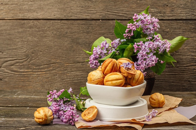 Biscoitos em forma de nozes com recheio de creme de leite condensadoDeliciosos sanduíches de shortbread