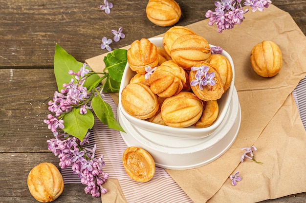 Biscoitos em forma de nozes com recheio de creme de leite condensadoDeliciosos sanduíches de shortbread