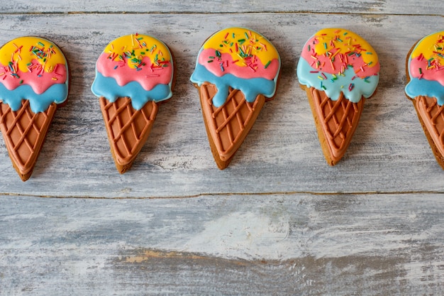 Biscoitos em forma de sorvete. Biscoitos vitrificados em fundo cinza. Confeitaria fresca e saborosa. Fazendo as crianças felizes.