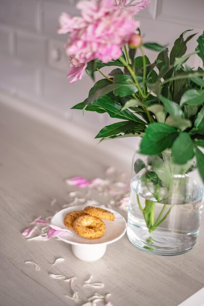 Biscoitos em fundo branco Conceito caseiro Vista superior plana leiga Mock up com biscoitos em uma cesta de palha bule de chá sachê flores secas canela em pó tarde sisal corda e tecido de linho