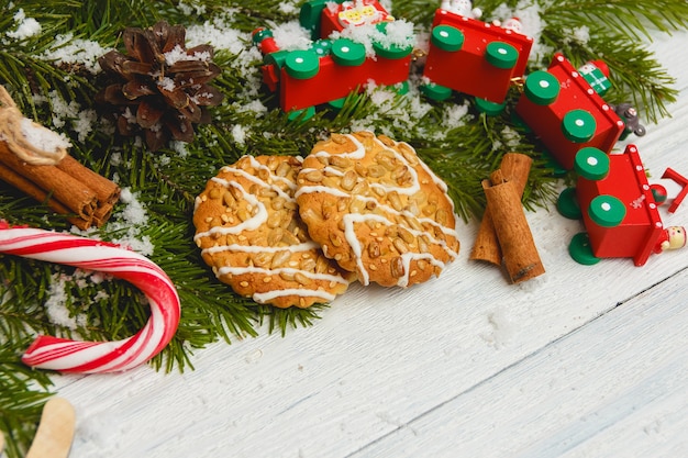 Biscoitos em galhos de pinheiro