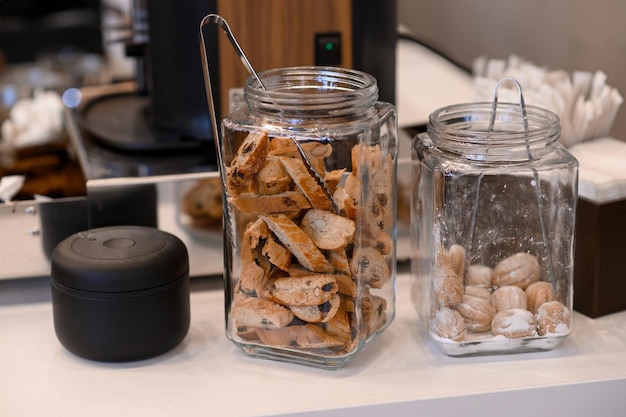 Biscoitos em potes de vidro à venda em um café