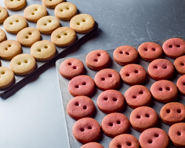 Biscoitos em uma assadeira em casa