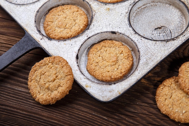 Biscoitos em uma frigideira estilo rústico