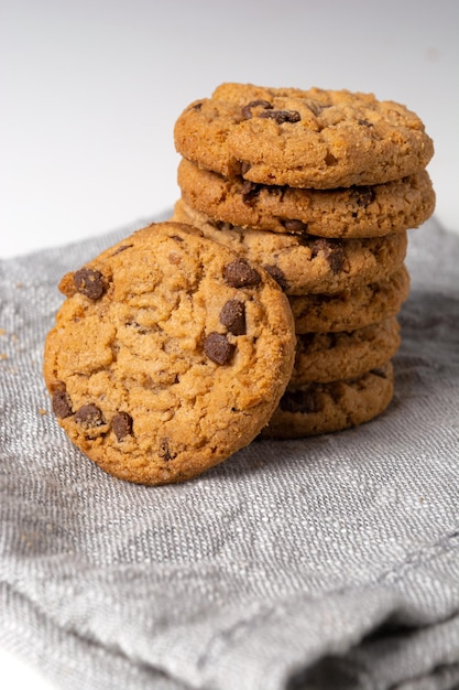 biscoitos empilhados em um pano cinza e mesa branca