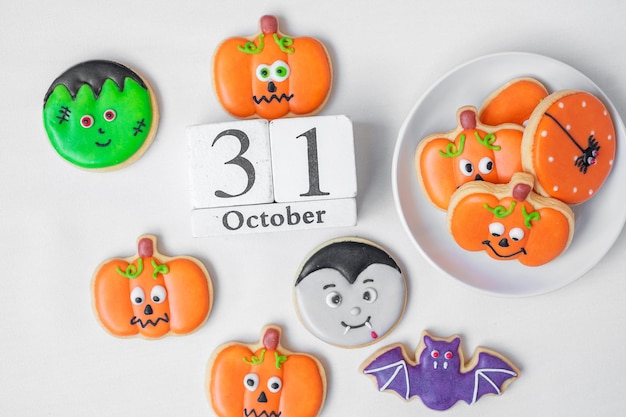 Biscoitos engraçados de Halloween com calendário de 31 de outubro em fundo branco Truque ou Ameaça Feliz Dia das Bruxas Olá outubro outono outono Festa festiva e conceito de férias