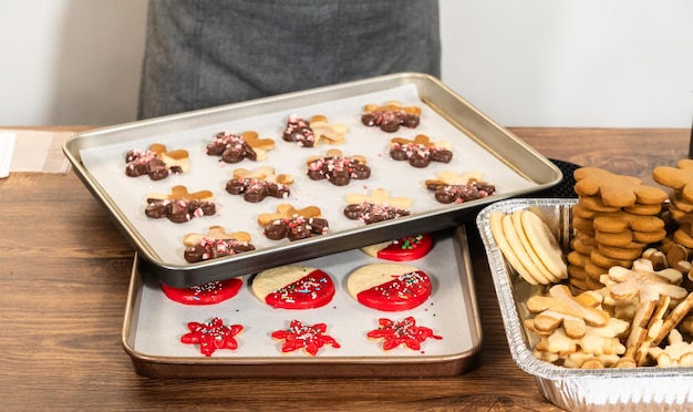 Biscoitos estrela gelados vermelhos com granulado verde para assar no feriado