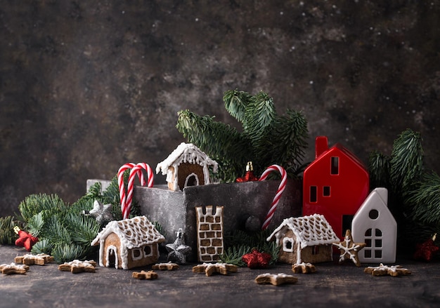 Biscoitos festivos da casa de gengibre de Natal