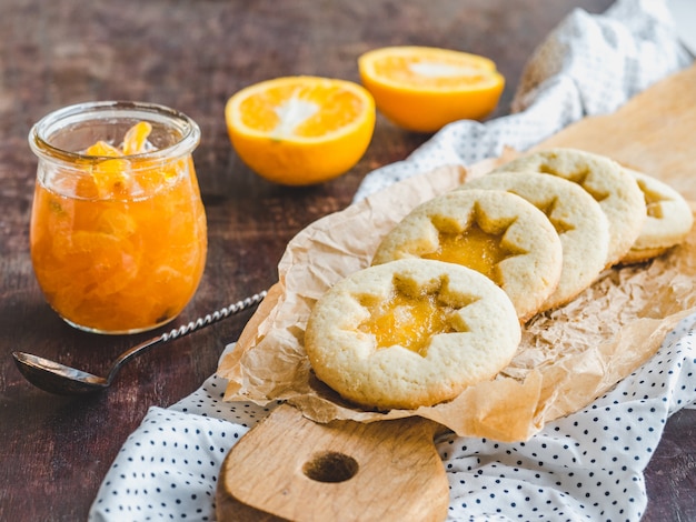 Biscoitos frescos e geléia de laranja. close-up, vista lateral