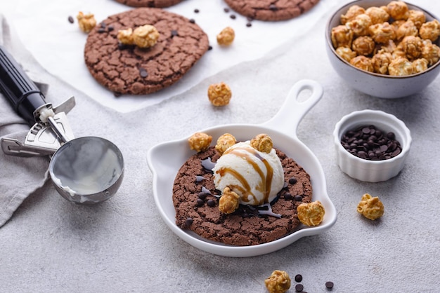 Biscoitos gigantes de chocolate na frigideira com sorvete