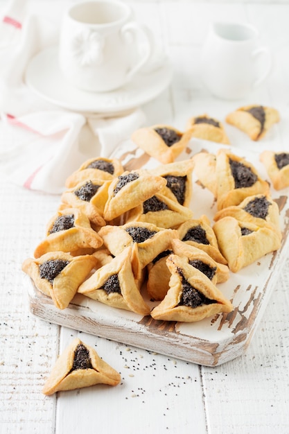 Biscoitos Hamantaschen judaicos tradicionais com geleia de frutas vermelhas