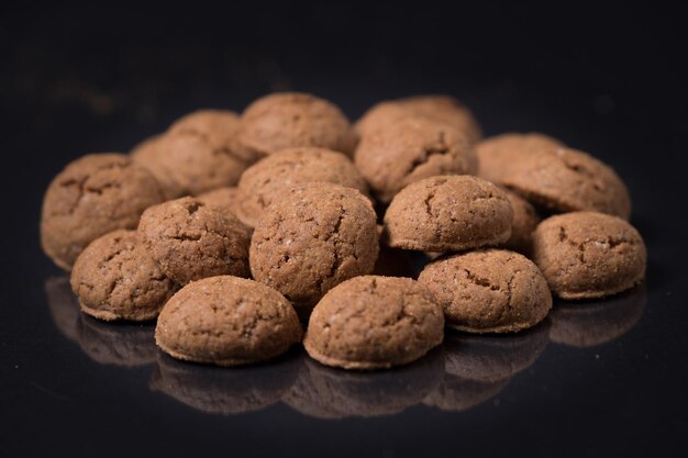 Foto biscoitos holandeses kruidnoten isolados sobre um fundo preto