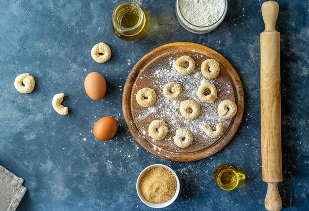 Biscoitos italianos doces Taralli ou Tarallini feitos com ovos e farinha de azeite de açúcar de vinho branco