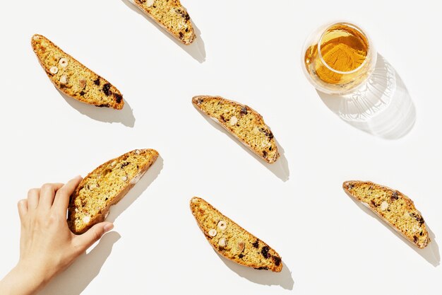 Biscoitos italianos na grelha e vinho doce Vin Santo.