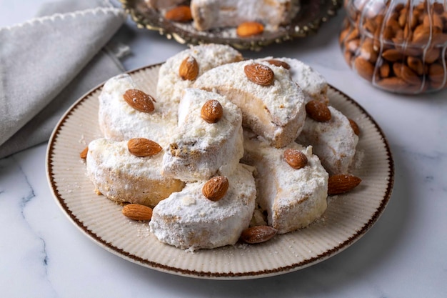 Foto biscoitos kavala tradicionais com amêndoa