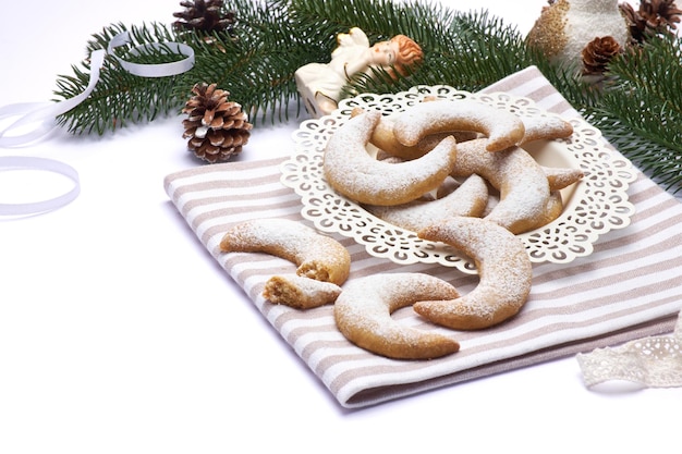 Biscoitos kipferl de baunilha tradicionais alemães ou austríacos e decorações de natal