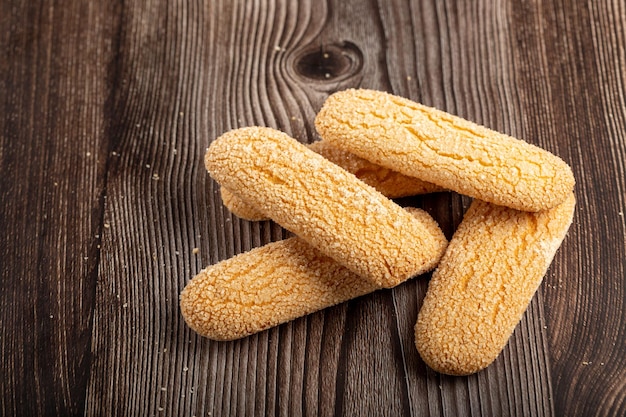 Biscoitos Ladyfingers em cima da mesa