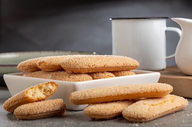 Biscoitos Ladyfingers em cima da mesa