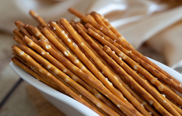 Foto biscoitos lanches de palitos salgados excelentes com aperitivo