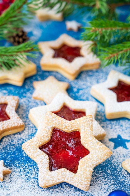 Biscoitos Linzer Biscoitos austríacos de Natal com geléia vermelha polvilhada com açúcar de confeiteiro Espaço de cópia