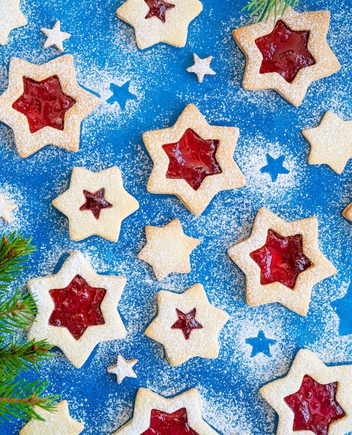 Biscoitos Linzer Biscoitos austríacos de Natal com geléia vermelha polvilhada com açúcar de confeiteiro Espaço de cópia