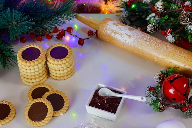 Biscoitos Linzer recheados com pasta de avelã para o Natal