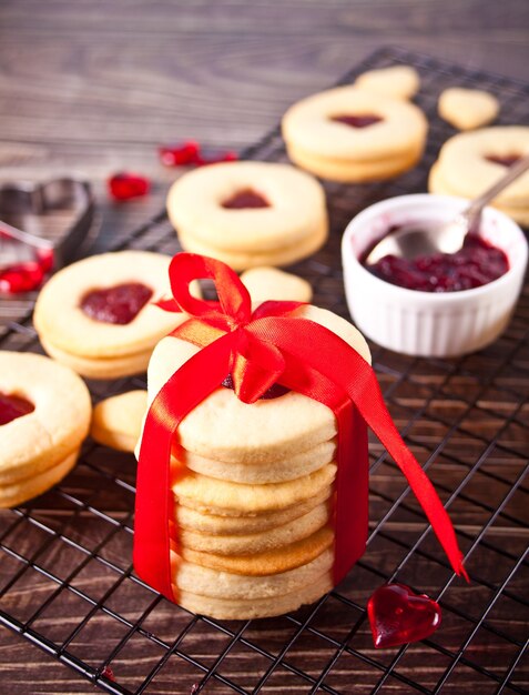 Biscoitos linzer tradicionais com geléia de morango em forma de coração. Conceito de dia dos namorados.