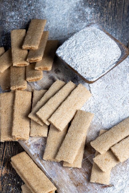 Biscoitos longos de trigo recheados com frutas diferentes amassadas