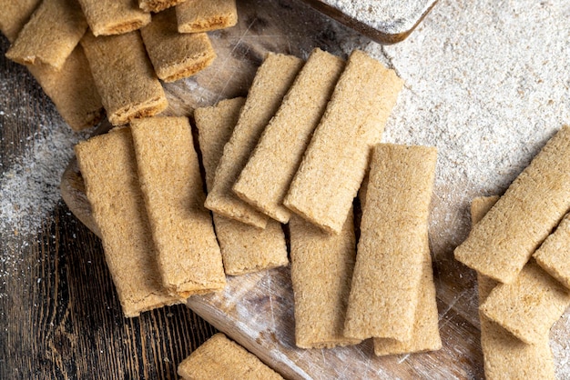 Biscoitos longos de trigo recheados com frutas diferentes amassadas