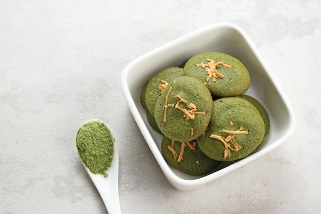 Biscoitos matcha com cobertura de queijo ralado sem glúten