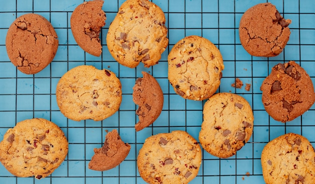 Biscoitos na estrutura em fundo azul